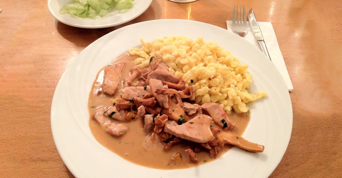 Kalbsgeschnetzeltes mit Eierschwämmli und selbstgemachten Spätzli - MiBon