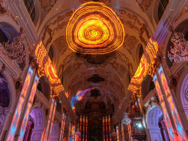 lichtfestival_luzern_innenansicht_kirche_gelbrot.jpg