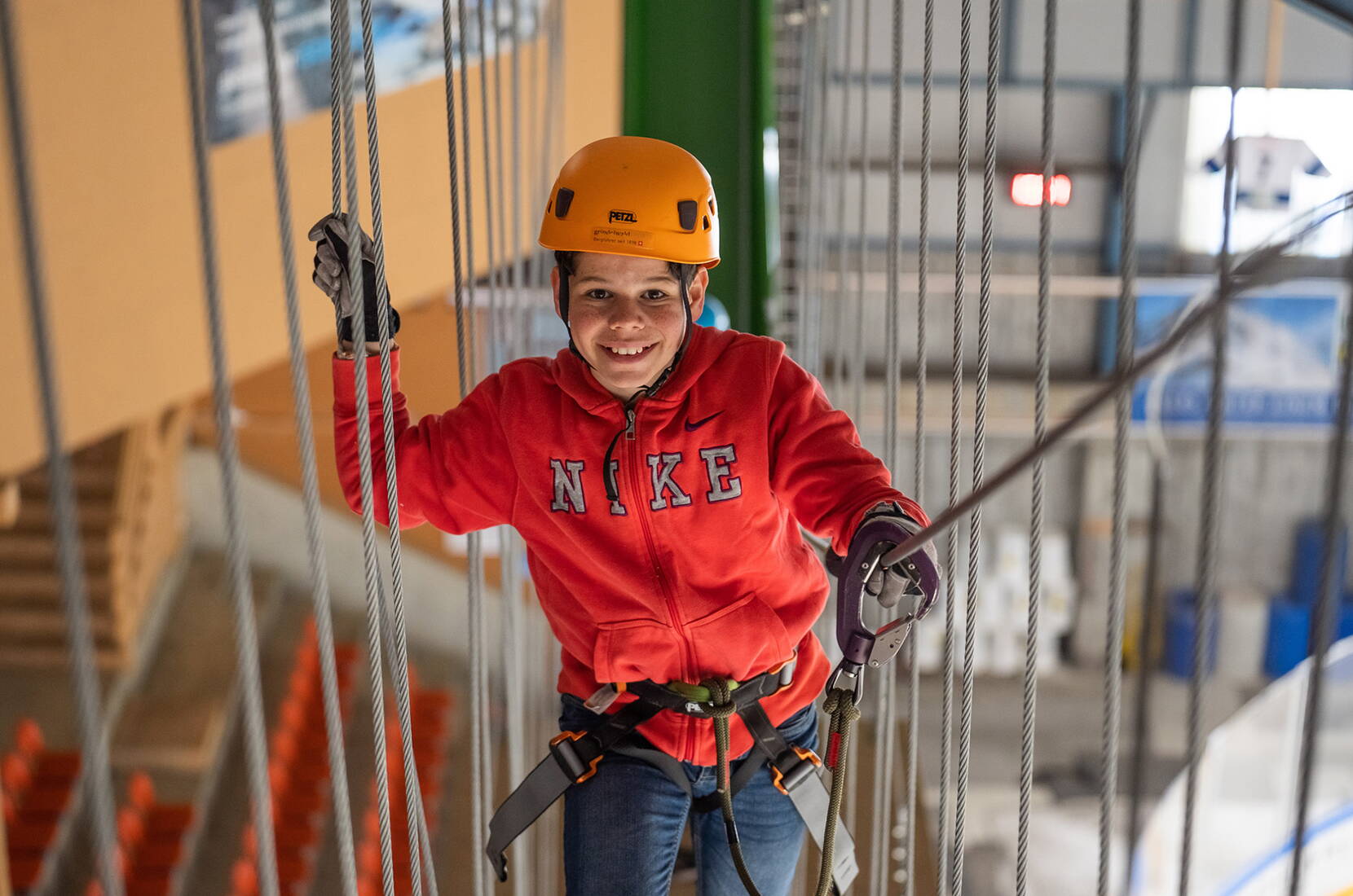 Familienausflug Indoor-Seilpark Grindelwald. Unter dem Dach der Eishalle können Klein und Gross über die mehr oder weniger wackeligen und spannenden Elemente balancieren und klettern - und das bei jedem Wetter: trocken und windstill im Winter, kühl im Sommer!