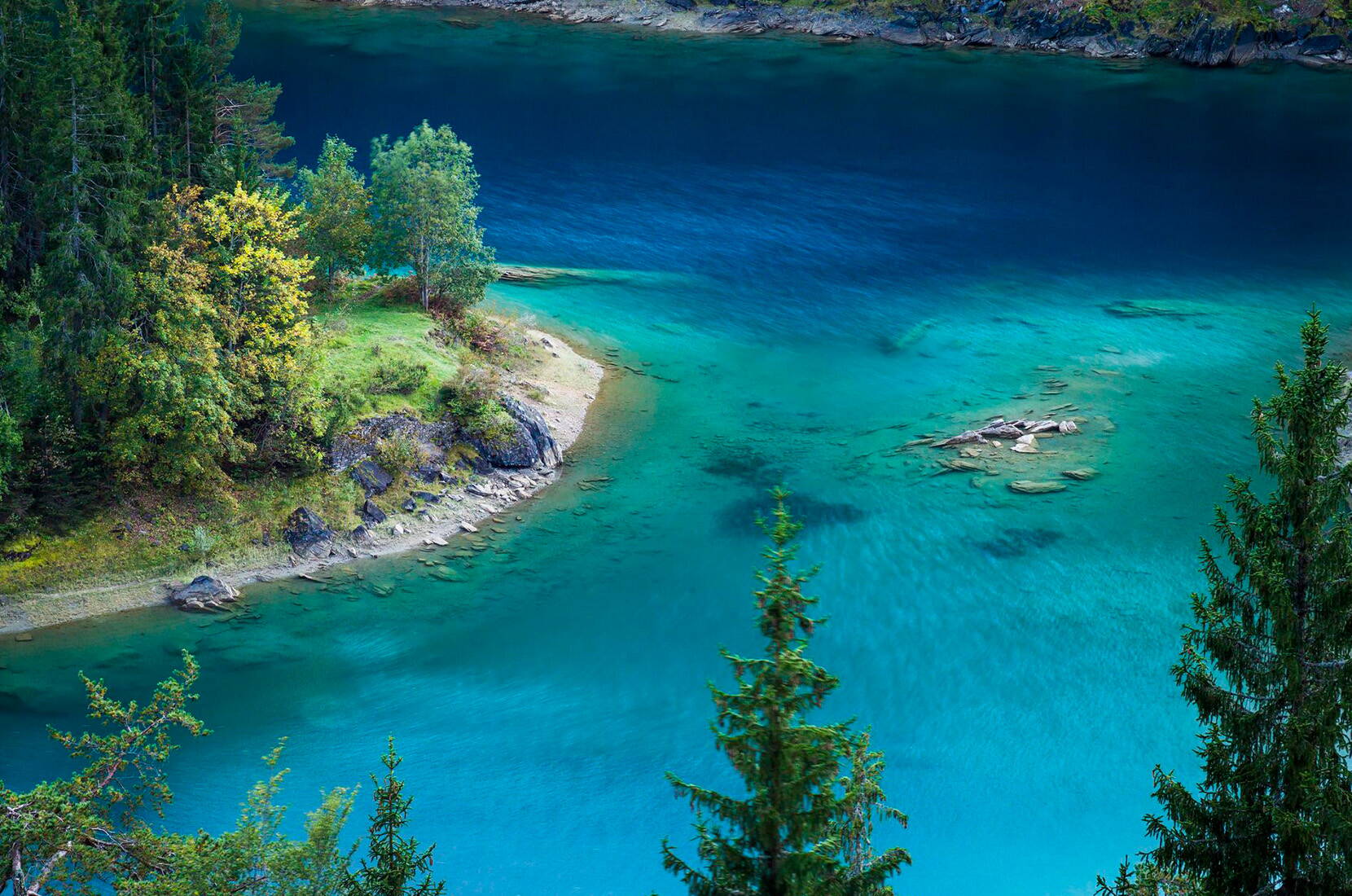 Escursione per famiglie lago di Cauma–- Il lago di Cauma è circondato da foreste su tre lati; al centro del lago si trova un'isola boscosa. L'acqua è di un sorprendente verde turchese e piacevolmente fresca.