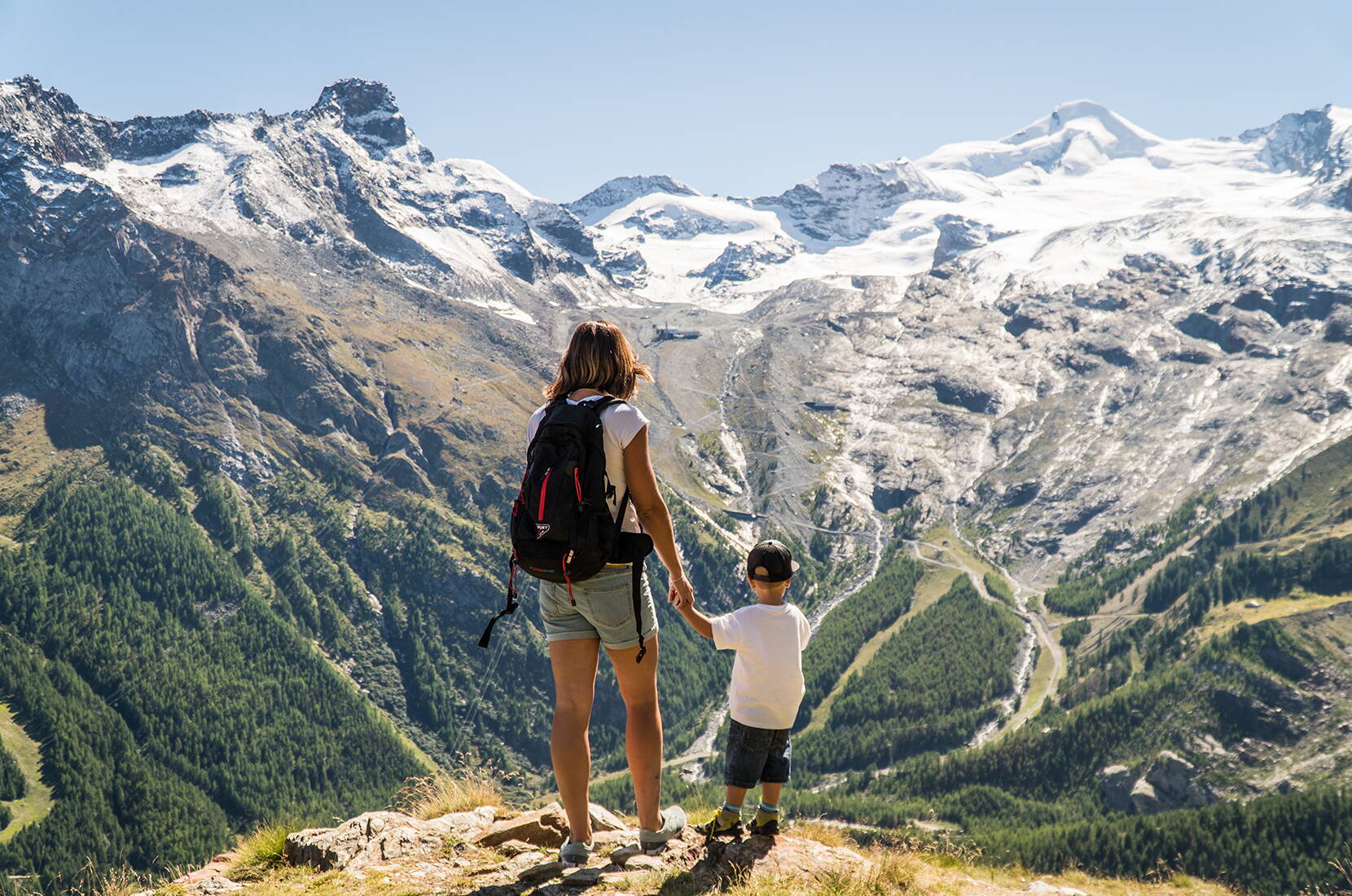 Familienausflug Hannig, Saas-Fee. Der Sonnenberg Hannig lädt zum Verweilen ein. Neben der grossen Sonnenterrasse und dem Kinderspielplatz, ist der Hannig auch Ausgangspunkt verschiedenster Themenwege und dem 5.5 km langen Trottiplausch.