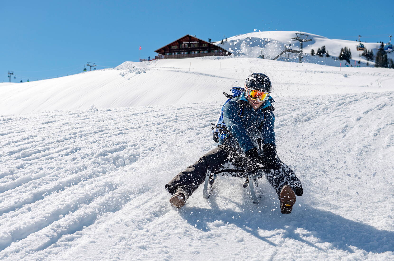 Excursion en famille sur les pistes de luge de Betelberg Lenk. Rapides ou tranquilles, les trois pistes de luge du Betelberg promettent beaucoup de plaisir et de bourrasques de neige. Les pistes de luge sont idéales comme alternative au ski, comme programme en cas de mauvais temps ou tout simplement comme excursion en famille.