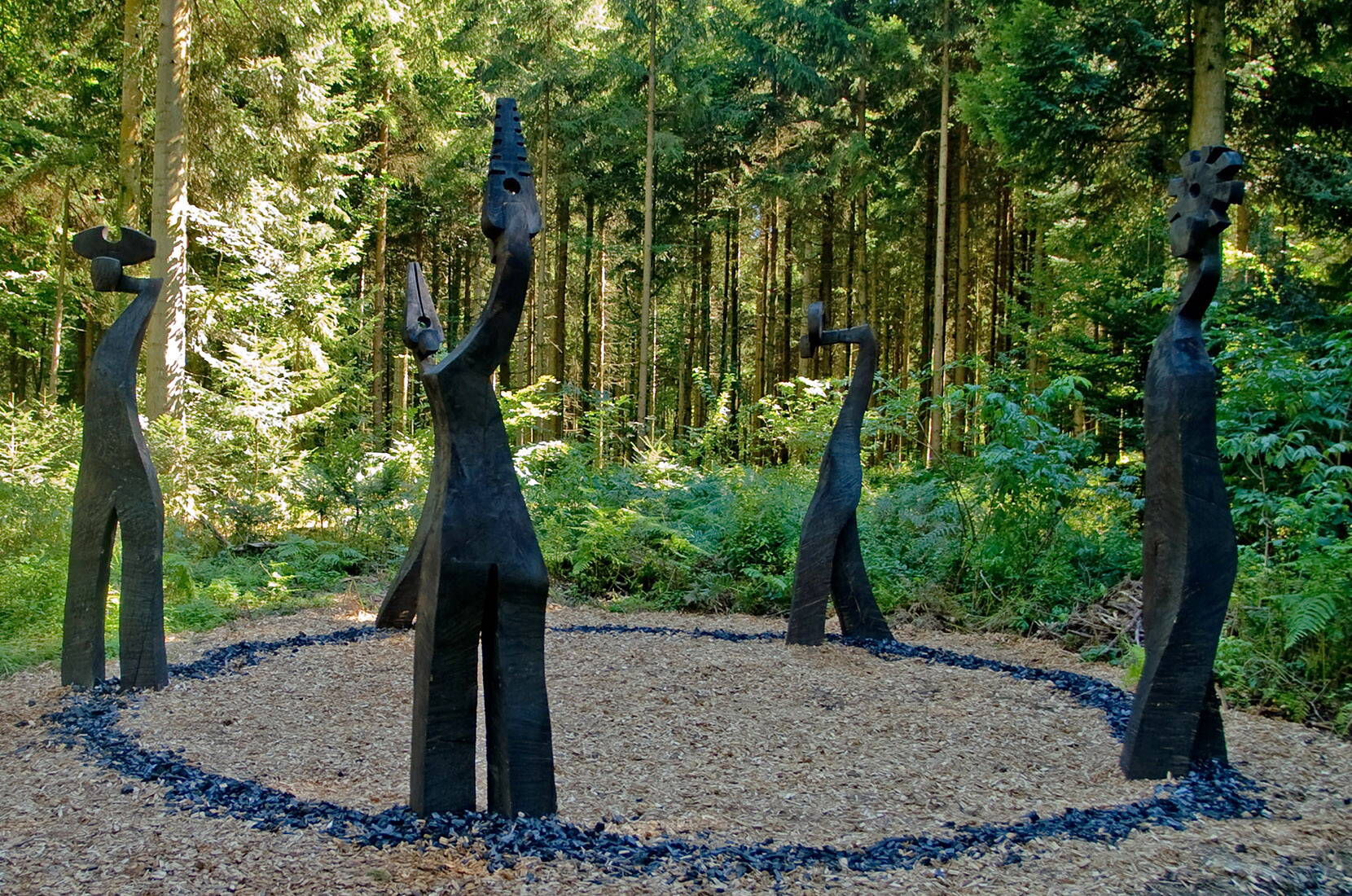 Excursion familiale au Freiämter Sagenweg. Douze artistes ont créé des sculptures illustrant chacune une légende. Les œuvres d'art du Freiämterweg, entre le parc animalier de Waltenschwil et le Erdmannlistein, sont nichées dans la forêt de manière mystérieuse et idyllique. Des panneaux d'information permettent de lire les légendes.