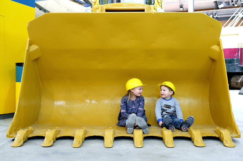 Zoom: Buts d'excursion Mittelland - Excursion en famille au musée de la pelleteuse EBIANUM. Les petits visiteurs s'attardent dans le bac à sable, jouent au chantier avec des machines de construction en miniature, essaient différents tracteurs à pédales, chariots élévateurs et Bobby Cars et s'assoient dans une vraie pelleteuse, un camion, un dozer, un tracteur & Trax.