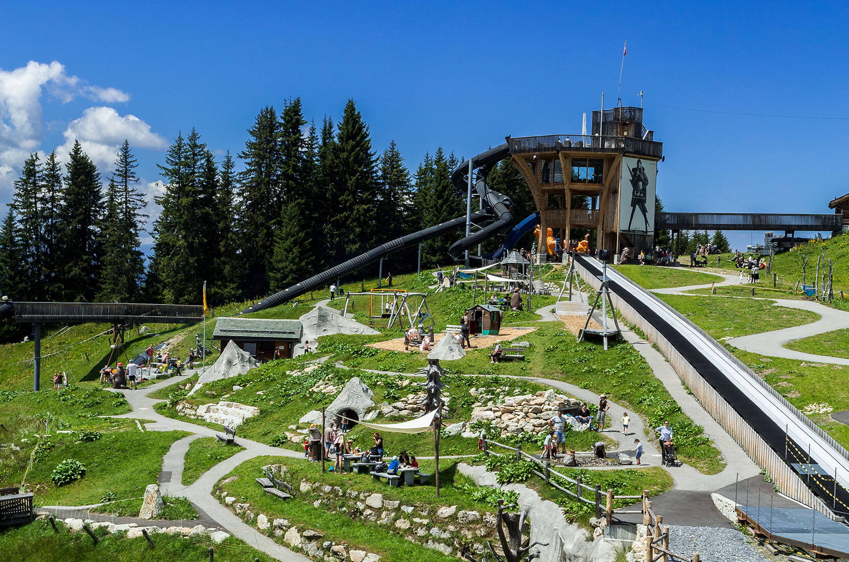 Escursione per famiglie Madrisa-Land. Provate il divertimento, i giochi e l'azione a Madrisa-Land. Se vi piace di più, andate a coccolarvi con le capre.