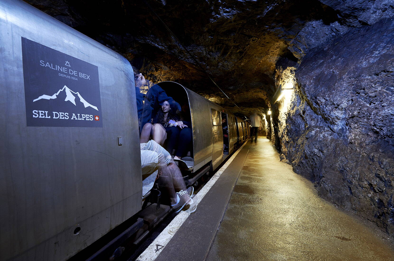 Familienausflug Mines de Sel de Bex. Drehe das Rad der Zeit zurück und begebe dich auf die Spuren der Grubenarbeiter auf der Suche nach dem «weissen Gold». Entdecke die Beeindruckenden Leistungen, die unsere Vorfahren im letzten noch in Betrieb stehenden Salzbergwerk der Schweiz, vollständig von Hand vollbracht haben.