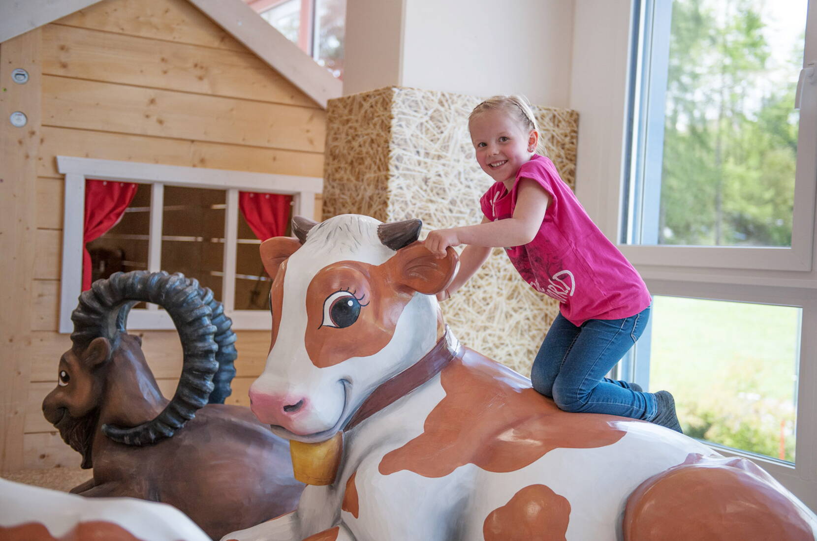 Excursion en famille au parc d'Appenzell. Télécharge maintenant ton bon pour les jetons gratuits. Avec sa gigantesque surface de 2'300m2, l'Appenzellerpark n'est pas seulement la plus grande aire de jeux intérieure de Suisse orientale, mais compte aussi parmi les plus grandes de son genre dans toute la Suisse. 