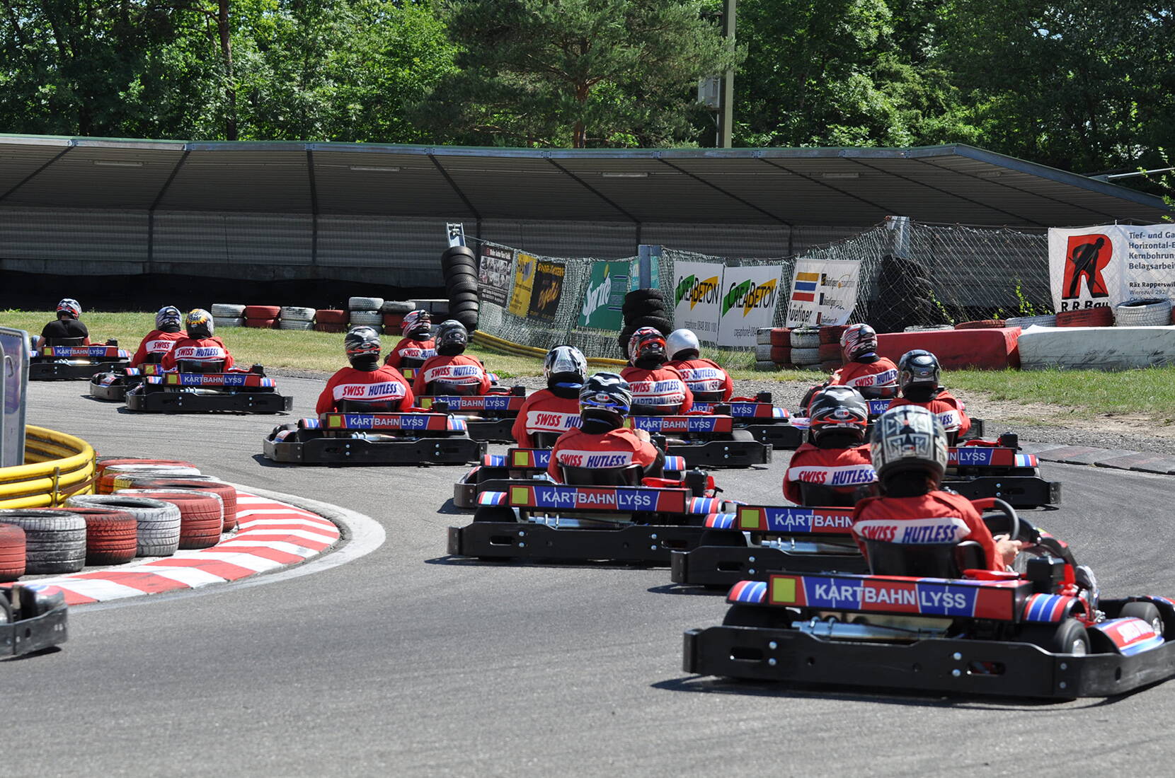 Excursion en famille sur la piste de karting de Lyss. Le karting – le plaisir pour petits et grands! En plus des tours rapides en kart, tu bénéficieras de conseils compétents.