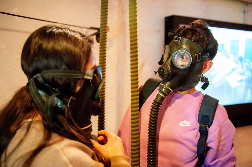 Zoom: Anprobe und Entdeckung historischer Schutz‑ und Verteidigungs­ausrüstung aus früheren Militärsystemen.