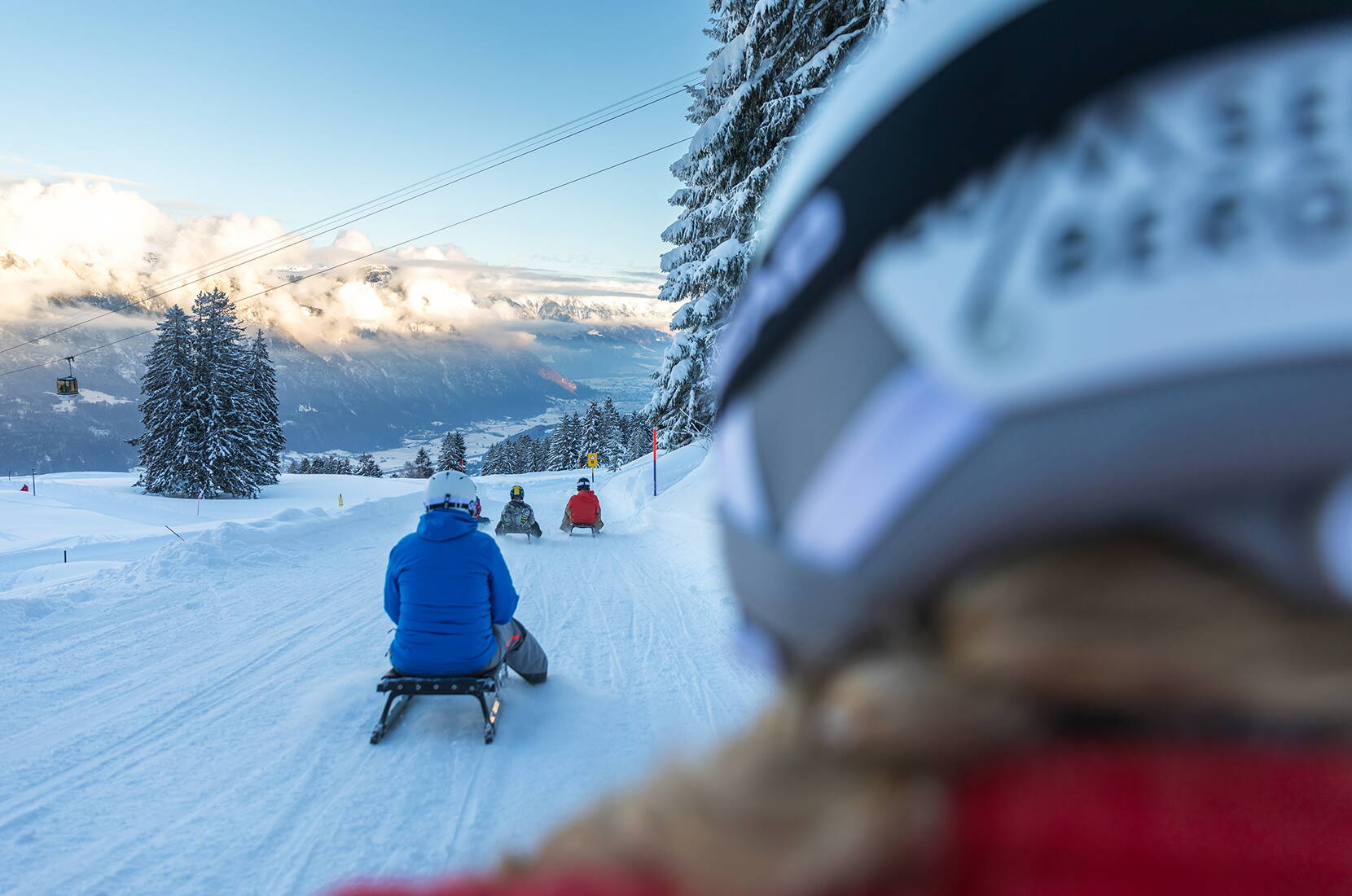 Familienausflug Schlitteln. Gleite mit der ganzen Familie auf unserer 3 km langen, abwechslungsreichen Schlittelpiste ins Tal und spüre das Schneegestöber im Gesicht. Der Schlitten zu diesem Spass kann bei der Bergstation Prodalp gemietet werden.