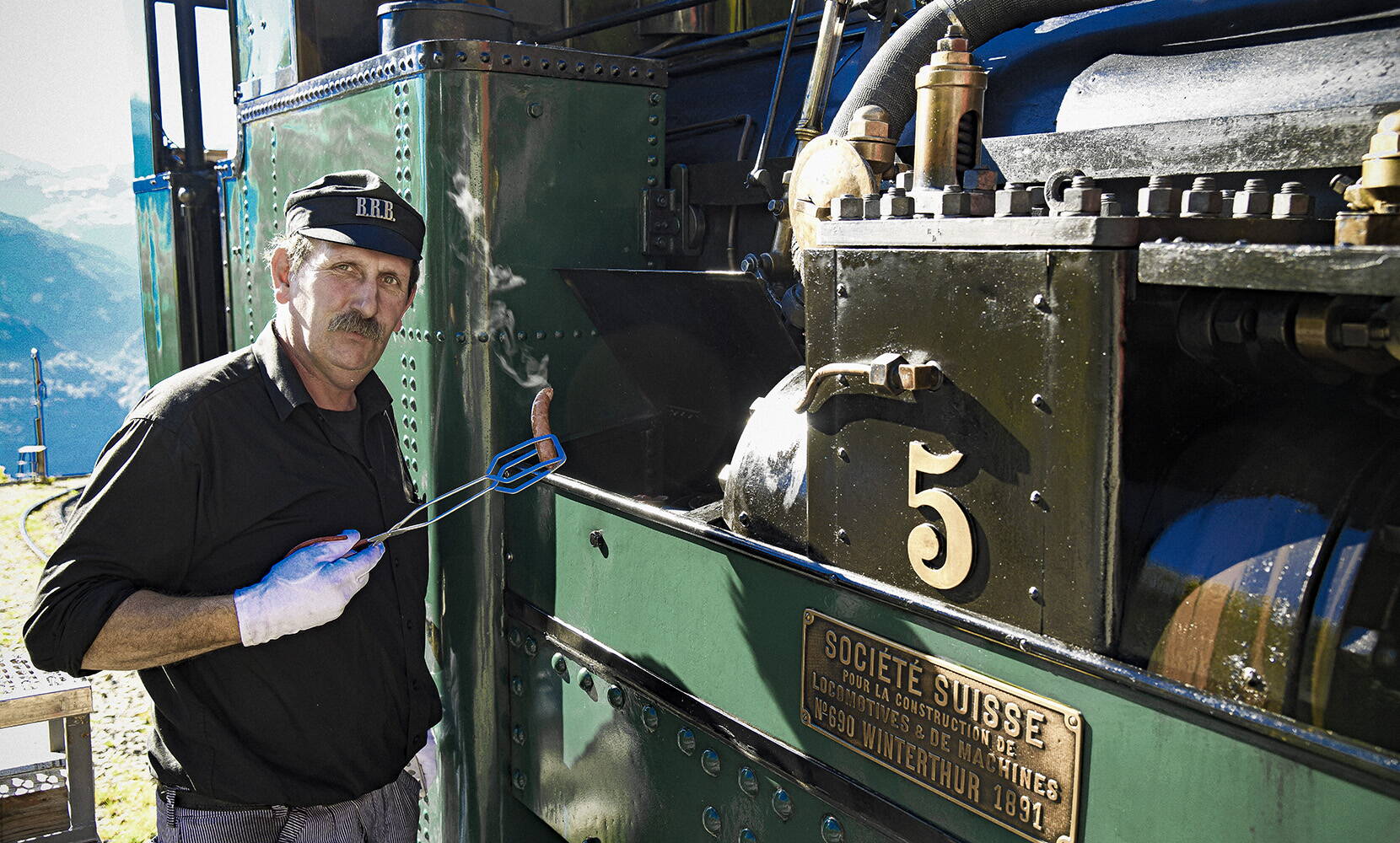 Excursion en famille au chemin de fer Brienz Rothorn. Le seul chemin de fer à vapeur à crémaillère avec des locomotives à vapeur de trois générations et un service quotidien à la vapeur pendant la saison estivale. Ils franchissent un dénivelé de 1'678 m et offrent une vue panoramique à couper le souffle.