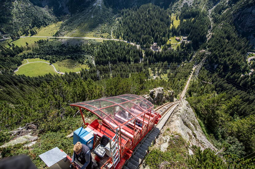 Zoom: Destinazioni escursionistiche Berna – Escursione per famiglie al paradiso dei bambini di Handeck. Prati di montagna fioriti, buffi maiali alpini, marmotte, la scintillante fessura di cristallo nella montagna e molto altro ancora.