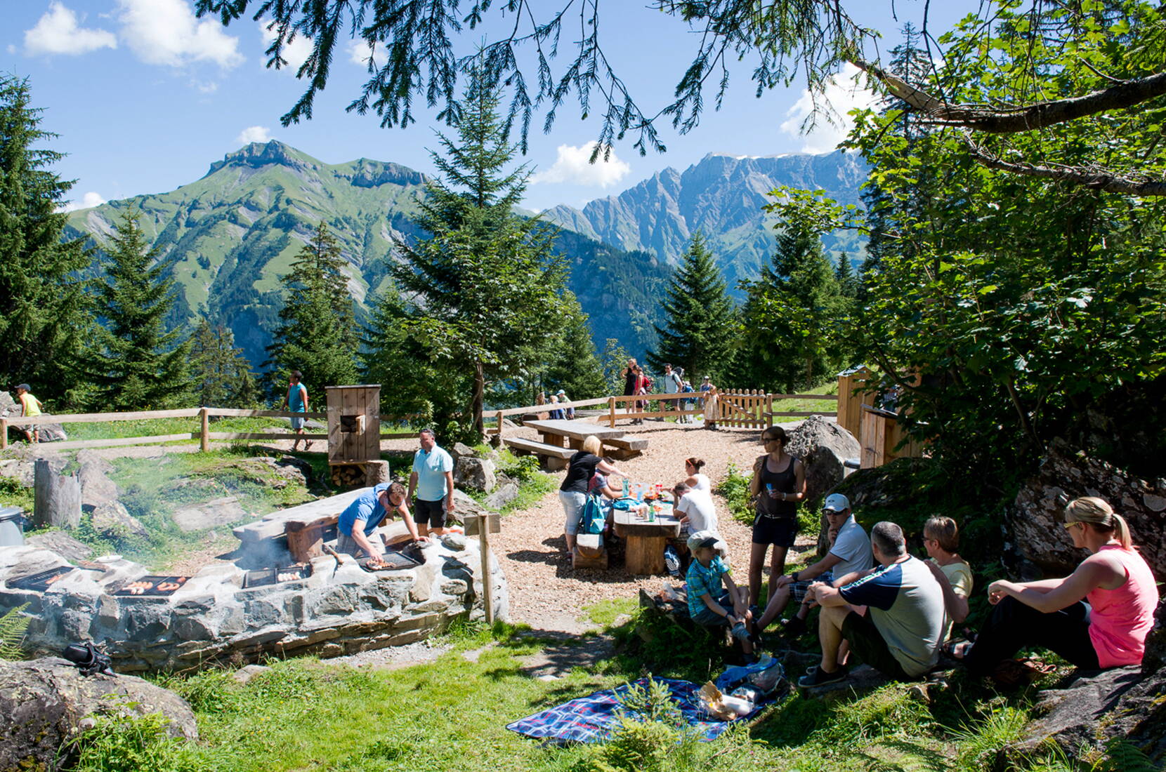 Excursion en famille au restaurant d'altitude Ämpächli. Le restaurant d'altitudegn est un véritable paradis pour les enfants - y compris une aire de jeux intérieure, un zoo où l'on peut caresser les animaux et une mine d'or.