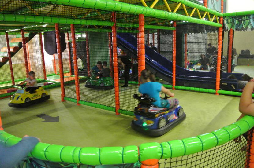 Zoom: Sortie en famille à la Kids Arena. Dans notre aire de jeux intérieure, de nombreuses stations de jeu attirent les enfants, l'ennui n'a pas sa place. Ici, on ne peut pas seulement grimper, glisser, faire des culbutes et courir, on peut aussi se faire des amis et rencontrer de nouveaux camarades de jeu.