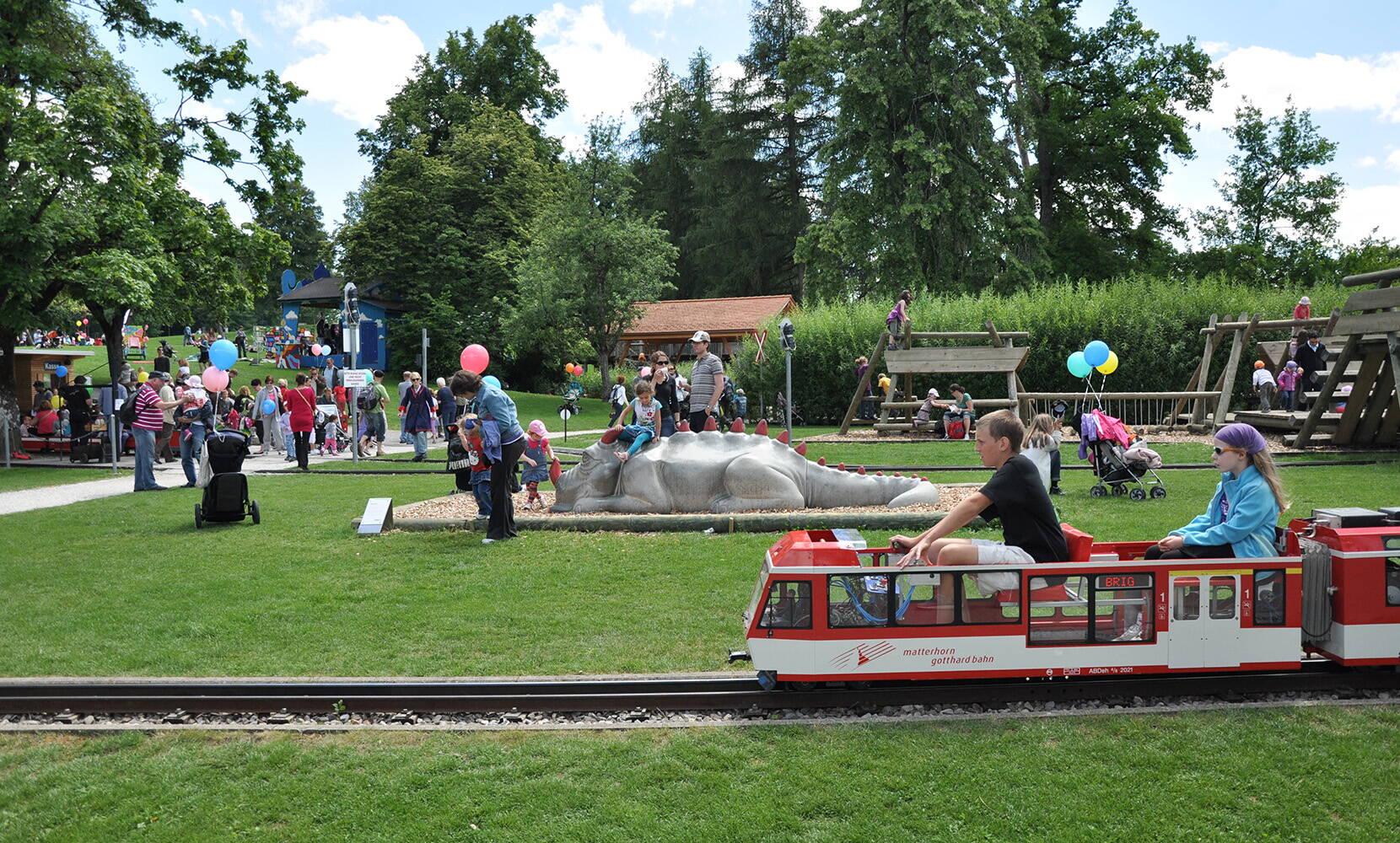 Excursion en famille sur le Gurten, la montagne emblématique de Berne. Du haut de ses 318 mètres au-dessus de Berne, le Gurten offre non seulement une vue de rêve, mais aussi de nombreuses attractions pour toute la famille.