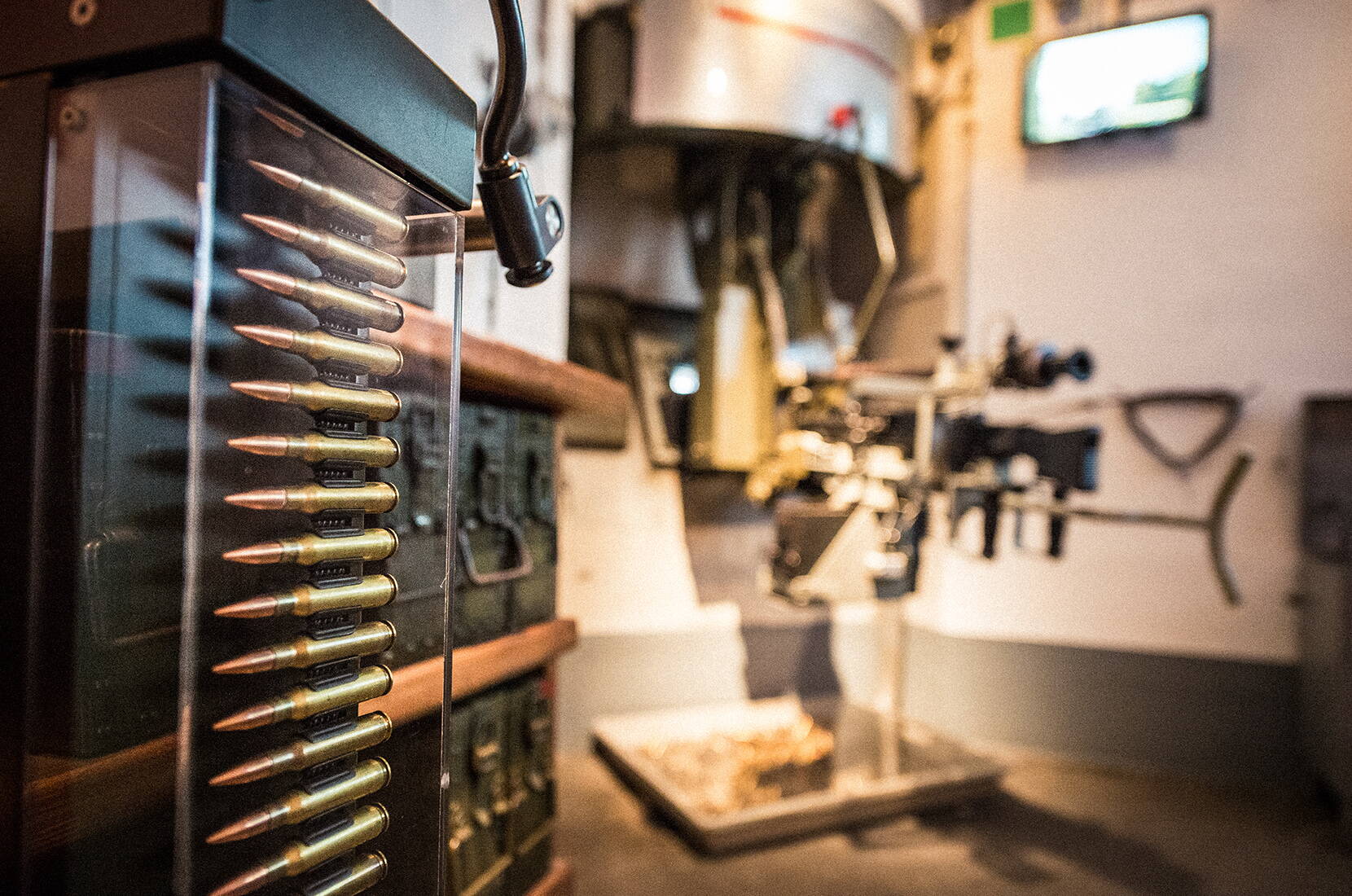 Präsentation von Patronen, Ausrüstung und militärischem Material im Waffenraum der Festung.