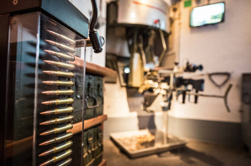 Zoom: Präsentation von Patronen, Ausrüstung und militärischem Material im Waffenraum der Festung.