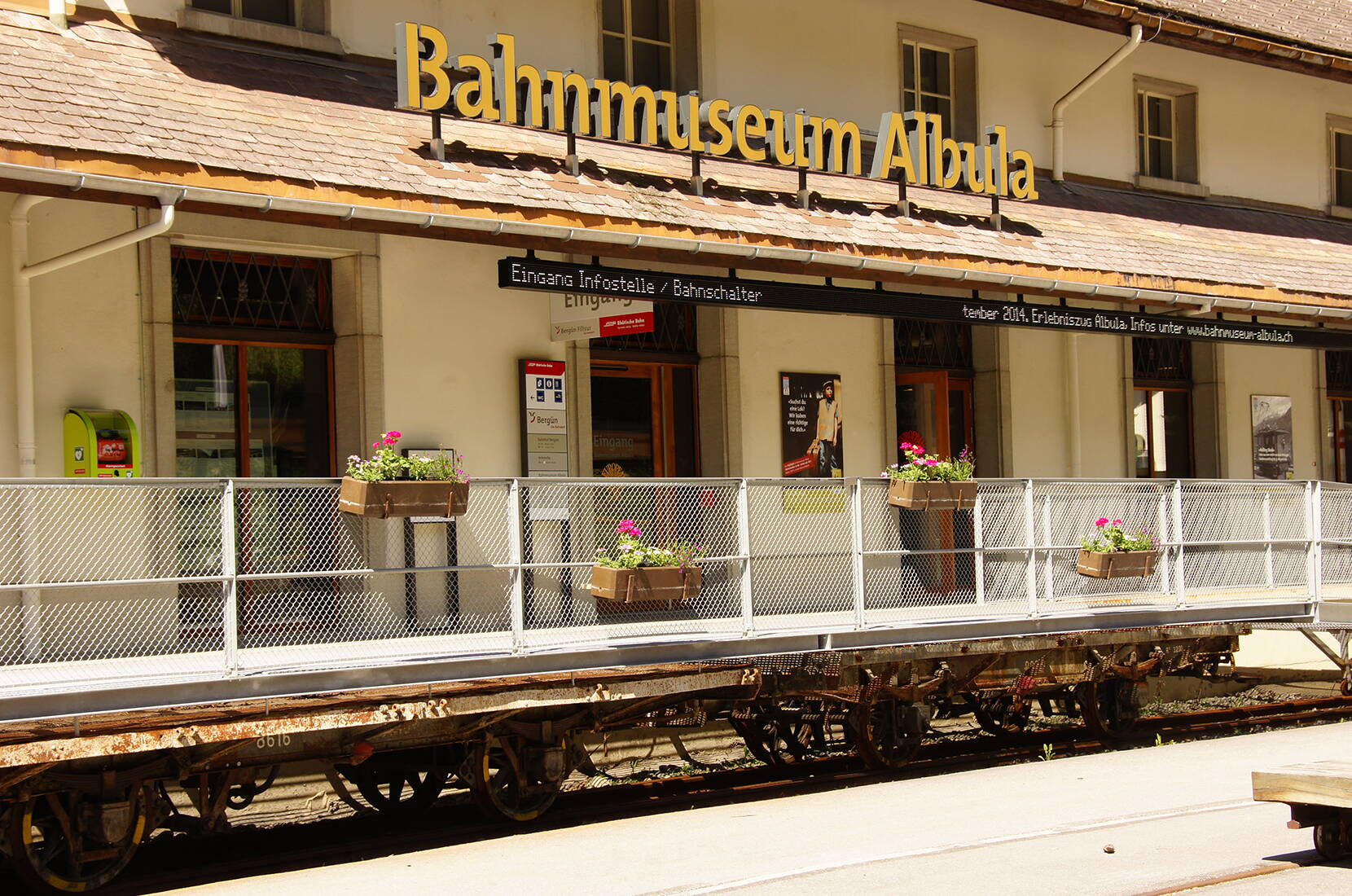 Familienausflug Bahnmuseum Albula. Auf 1'300 m2 Ausstellungsfläche wandelt der Besucher durch Täler und Tunnel, erfährt Wissenswertes zu den Pioniertaten rund um den Bau der Strecke und wird mittels Lichtinszenierungen, historischen Filmen und Fotos in die Vergangenheit entführt.