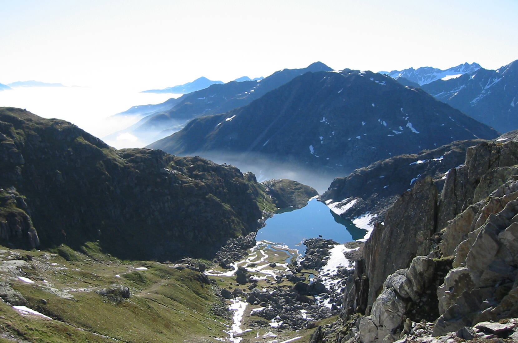 Excursion familiale à la source du Rhin - Il est grand temps de découvrir personnellement cette source de vie. Entreprends une randonnée passionnante jusqu'à l'endroit où le Rhin prend sa source.