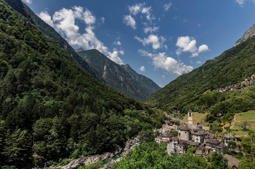 Zoom: Familienausflug Sentierone Verzasca. Eine der schönsten Wanderungen im Tessin, entlang der Verzasca durch das ganze Tal bis nach Sonogno verläuft.