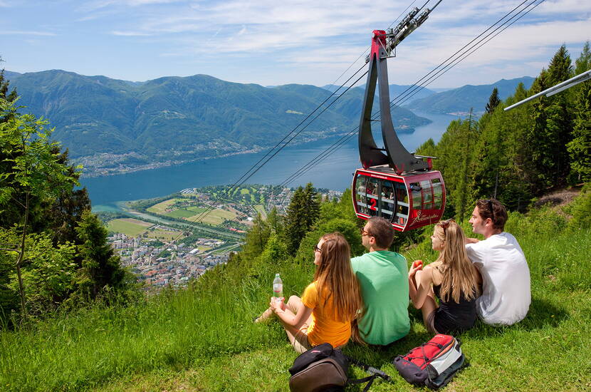 Zoom: Pour les familles, Cardada Cimetta est l'endroit idéal pour s'amuser ensemble à l'air frais, dans un paysage fabuleux; deux zones de jeux, un chemin de promenade ludique, une aire de jeux «Arche de Noé» et une chasse au trésor autour de la montagne.