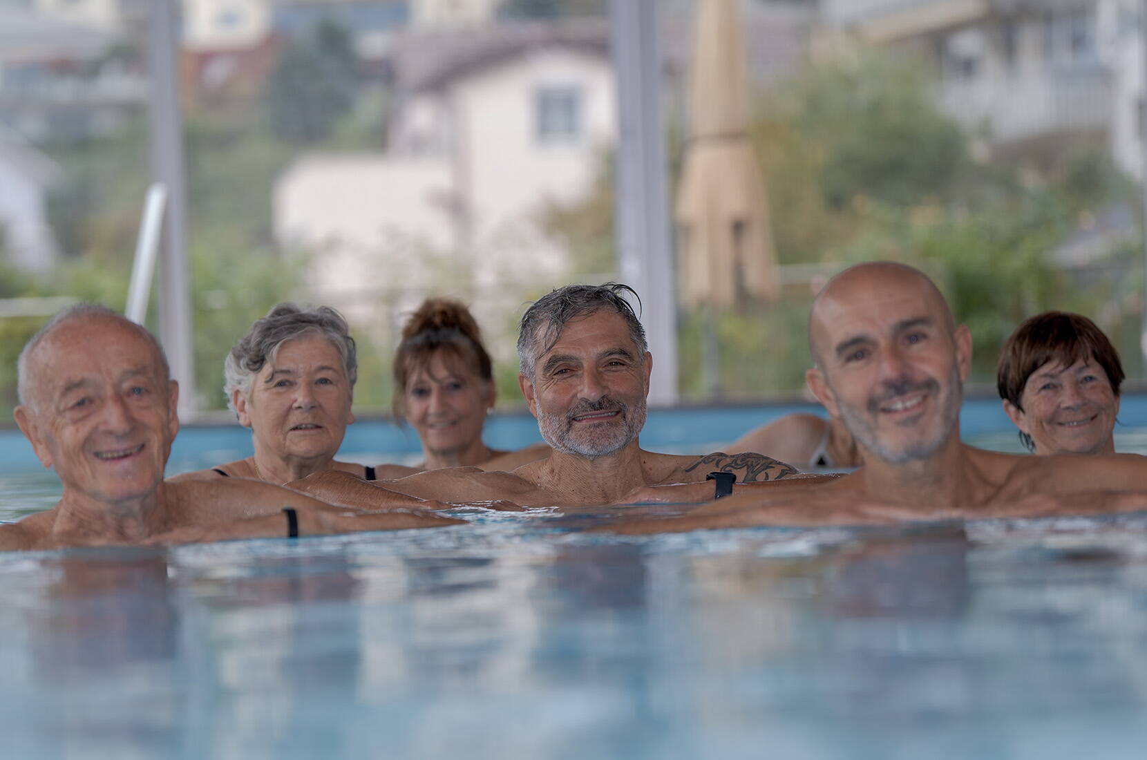 Cours d'aquagym pour les seniors – entraîne la force, l'endurance, la souplesse, la tonicité et la rapidité, développe l'équilibre, l'habileté et la réactivité et renforce ton système cardio-vasculaire. 