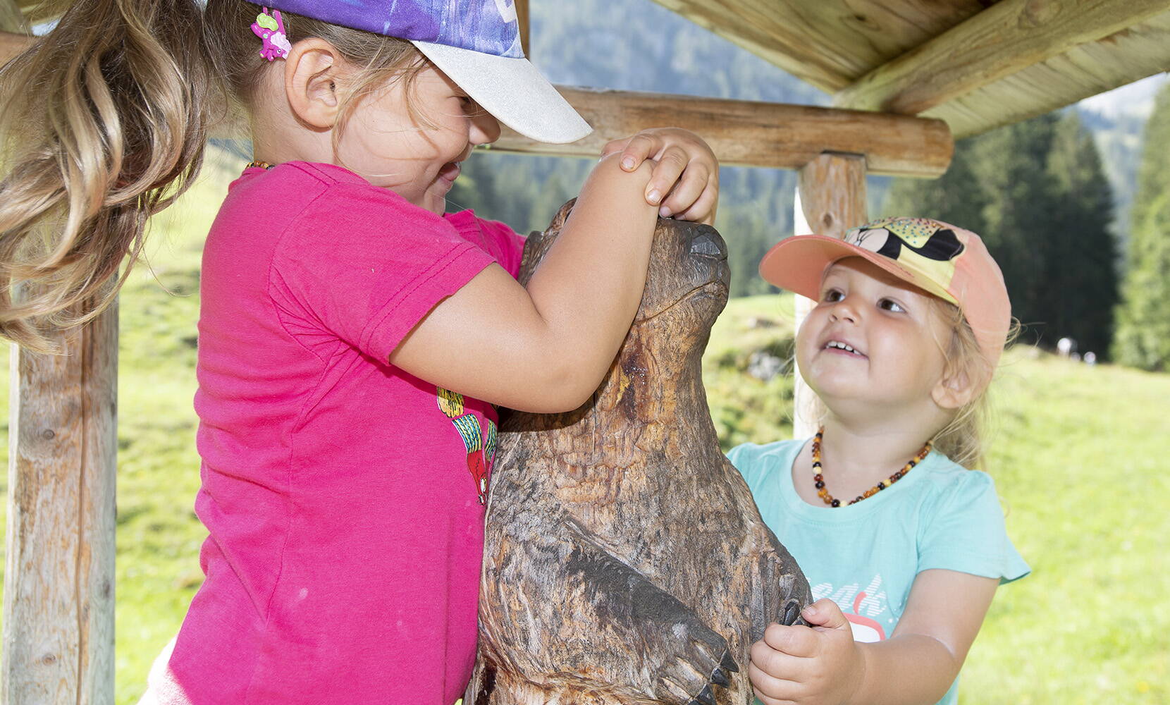 Ausflugsziele Bern - Familienausflug Erlebnisweg Grimmimutz. Der Weg aus der Geschichte von Peter Zahndist nur zum Teil mit dem Kinderwagen begehbar. Die Marschzeit ab dem Senggiweid beträgt, ohne Spielposten ungefähr 1,5 Stunden. Je nach Spiellust kann man aber auch einen ganzen Tag auf dem Weg verbringen. 