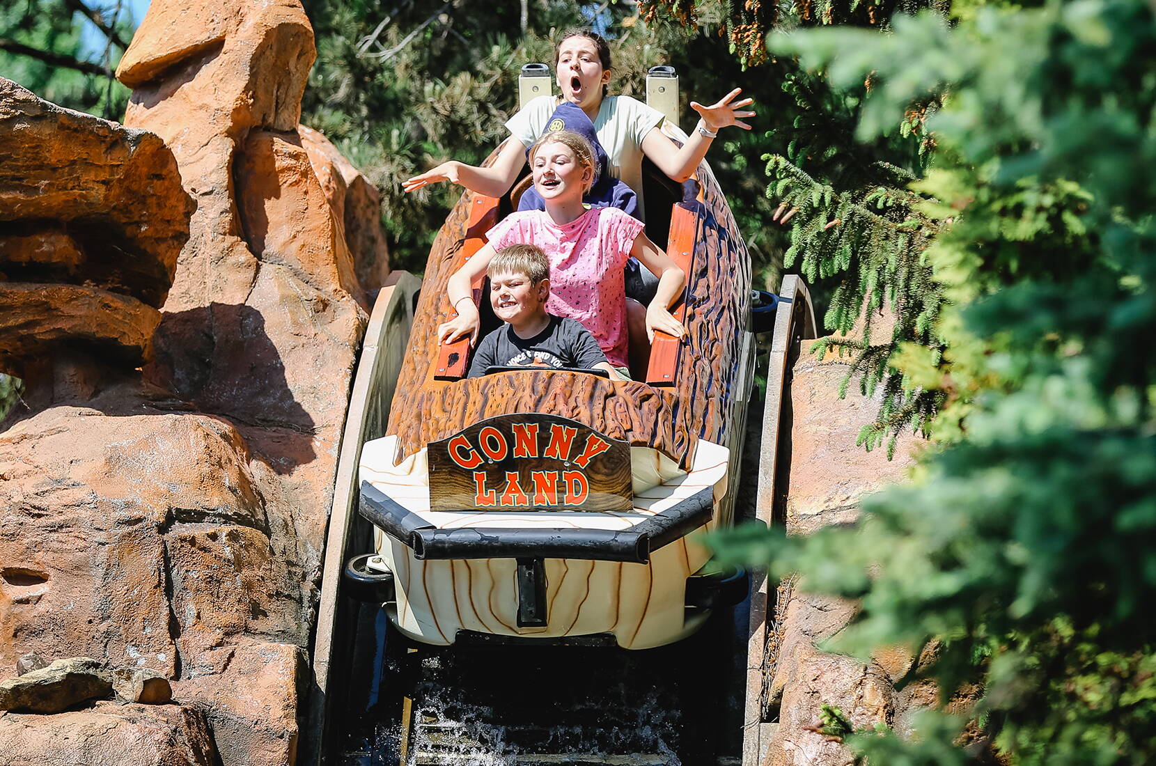 Fahrt auf der Wildwasserbahn im CONNY-LAND mit spritzigen Abfahrten und Naturkulisse – beliebte Outdoor-Attraktion für Freizeitpark-Besucher.