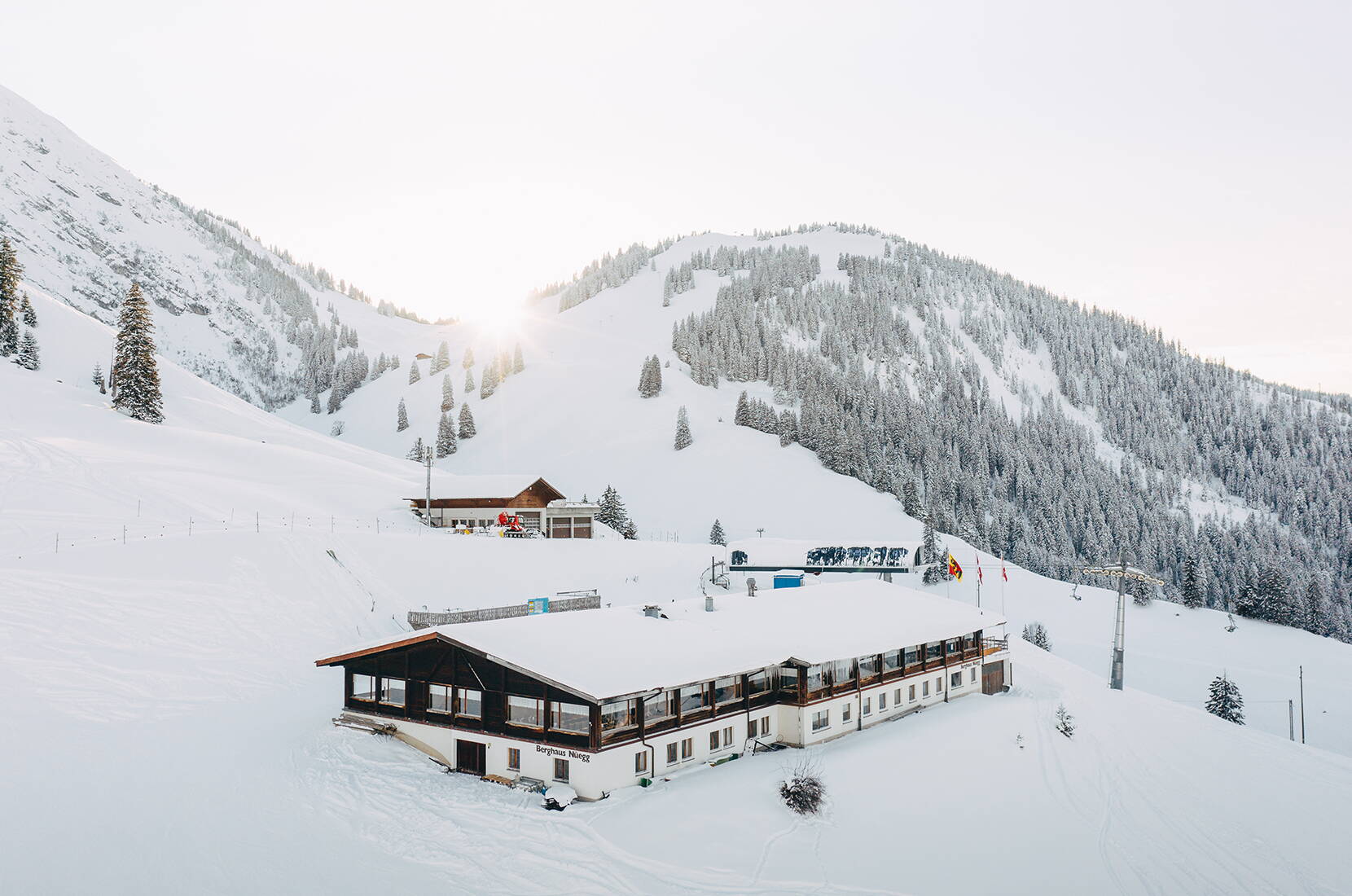 Familienausflug Wiriehorn. Geniesse einen wunderschönen Schneesport-Tag im Familien-Skigebiet Wiriehorn. Nebst 17,5 km. Pistenvergnügen erwarten dich zwei präparierte Schlittelwege und familienfreundliche Verpflegungsangebote im Berghotel.