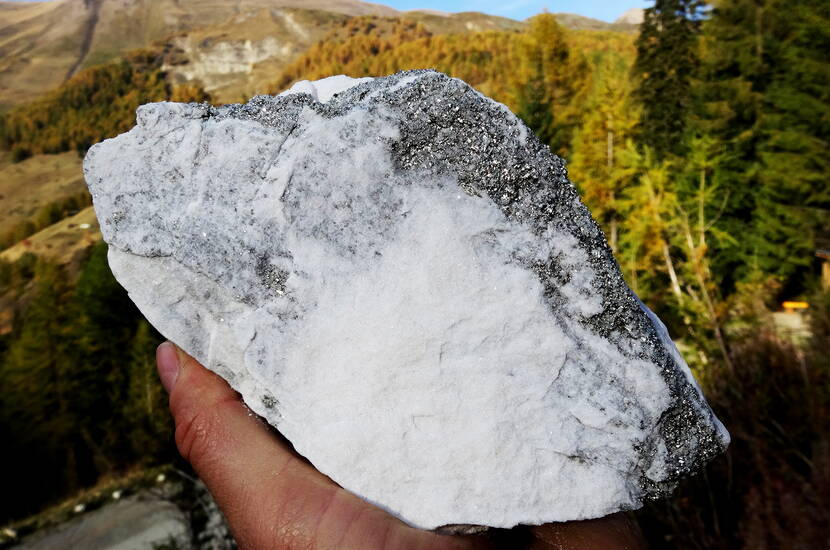 Zoom: La mine du Lengenbach, est un des dix sites de minéraux les plus célèbres au monde. Ce ne sont pas seulement les collectionneurs qui visitent la mine, mais aussi les familles dont les enfants recherchent avant tout l'or des chats.