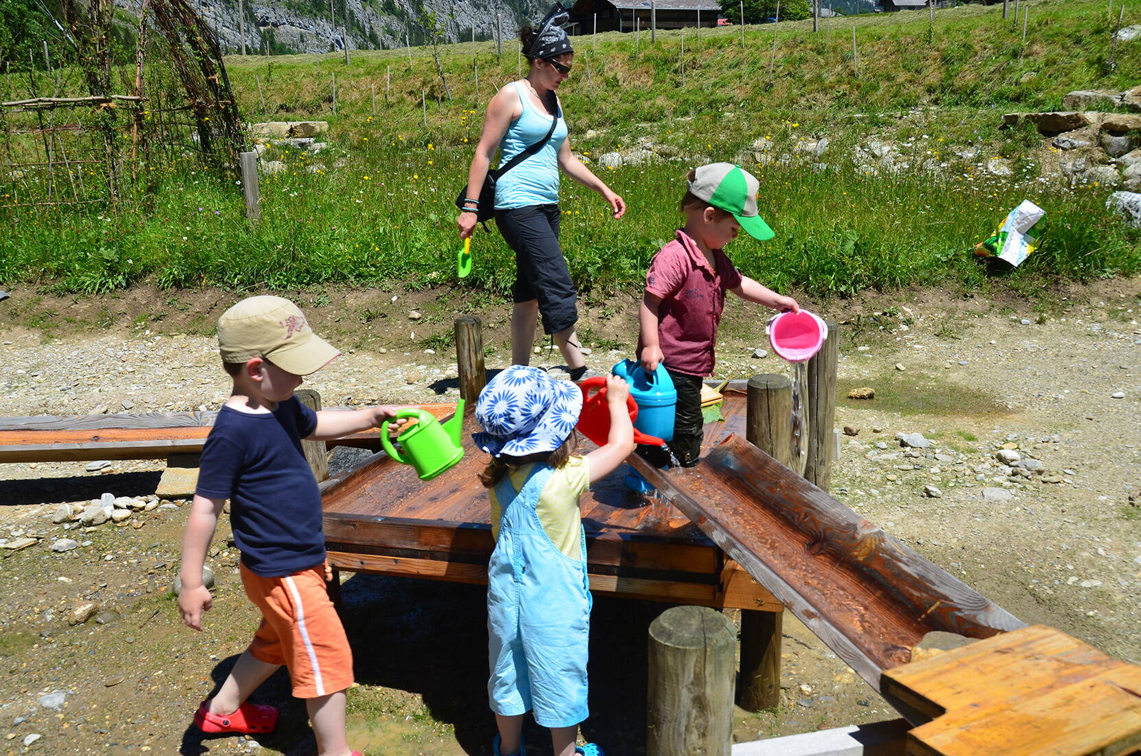 Excursion familiale à l'aire de jeux aquatiques «Gwunderwasser» de Diemtigen. Les enfants peuvent y découvrir la dynamique naturelle des eaux, détourner des ruisseaux, les retenir et les libérer.