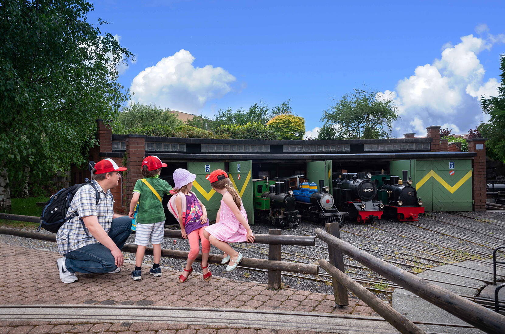 Familienausflug Swiss Vapeur Parc. Dieser einmalige Park, nur einige Schritte vom Ufer des Genfersees entfernt, offenbart seine Schätze auf einem 19’000 m2 grossem Gelände. Ein weitergereister, begeisterter Modelleisenbahner sagte einst, dass sich hier die Sorgen des Alltags wie in Luft auflösen.