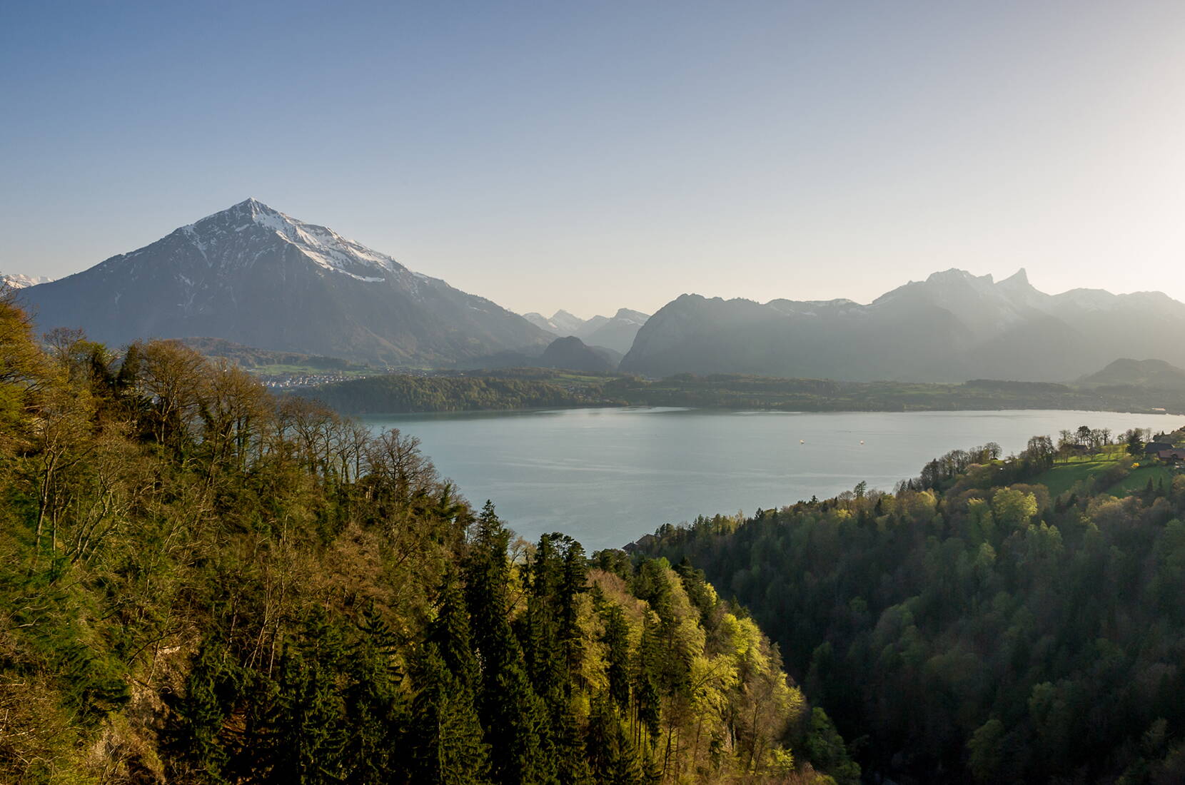 Ausflugsziele Bern - Familienausflug Panorama Rundweg Thunersee. Zu Fuss oder mit dem Velo auf dem Brückenweg um den See.