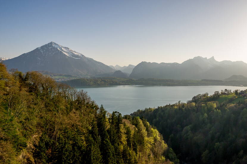 Zoom: Ausflugsziele Bern - Familienausflug Panorama Rundweg Thunersee. Zu Fuss oder mit dem Velo auf dem Brückenweg um den See.