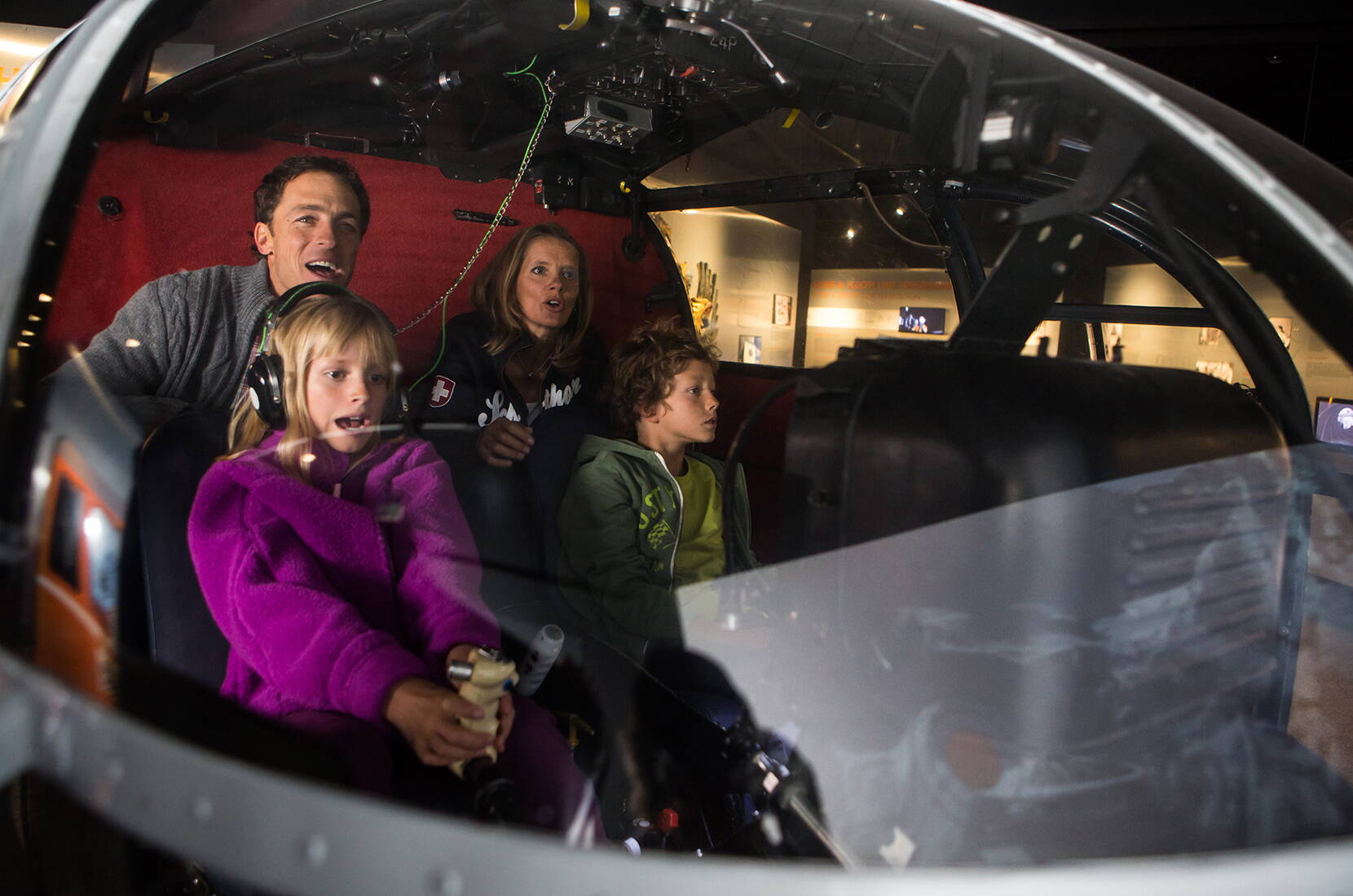 Excursion en famille au Schilthorn – Nulle part ailleurs, les montagnes grandioses de l'Oberland bernois ne se présentent de manière aussi imposante qu'au Schilthorn, à 2970 m d'altitude. Le voyage passe par des cascades rugissantes et des parois rocheuses abruptes. 