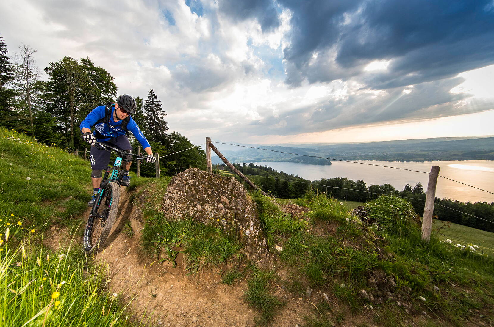 Excursion au Zugerberg Trail. Le trail est parsemé de virages en épingle, de sauts, de wallrides et bien plus encore. Des contournements sont prévus pour tous les obstacles. Le trail offre ainsi des options passionnantes pour tous les niveaux de bike.