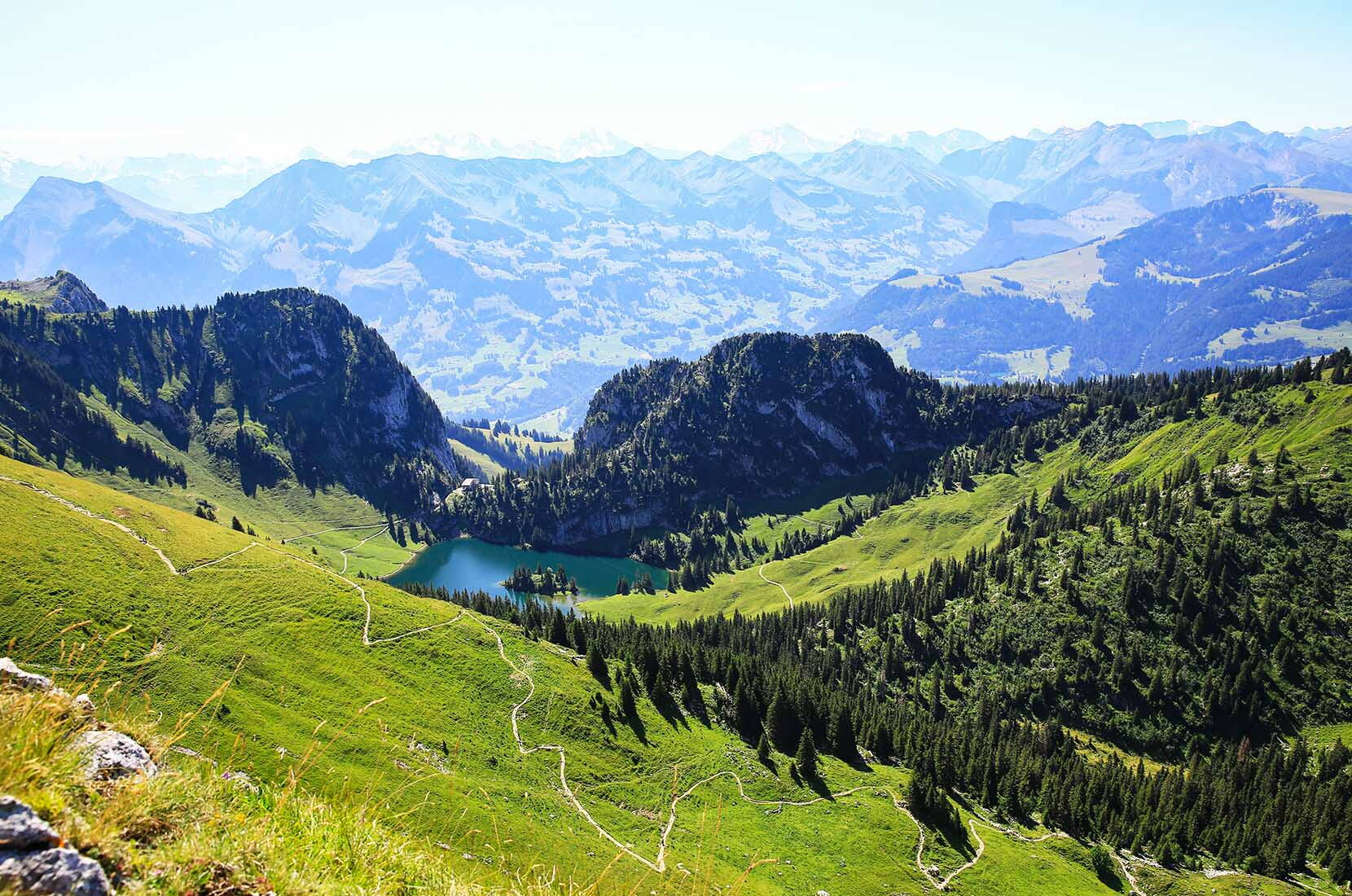 Destinazioni per le escursioni a Berna - Escursione per famiglie a Stockhorn. La montagna locale di Thun, lo «Stögu», è raggiungibile in funivia. Circa 70 km di sentieri segnalati di tutti i livelli di difficoltà aspettano di essere scoperti sullo Stockhorn.