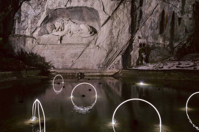 Zoom: Dezente Lichtkreise im Wasser vor dem Löwendenkmal schaffen eine elegante und moderne Interpretation des historischen Denkmals.