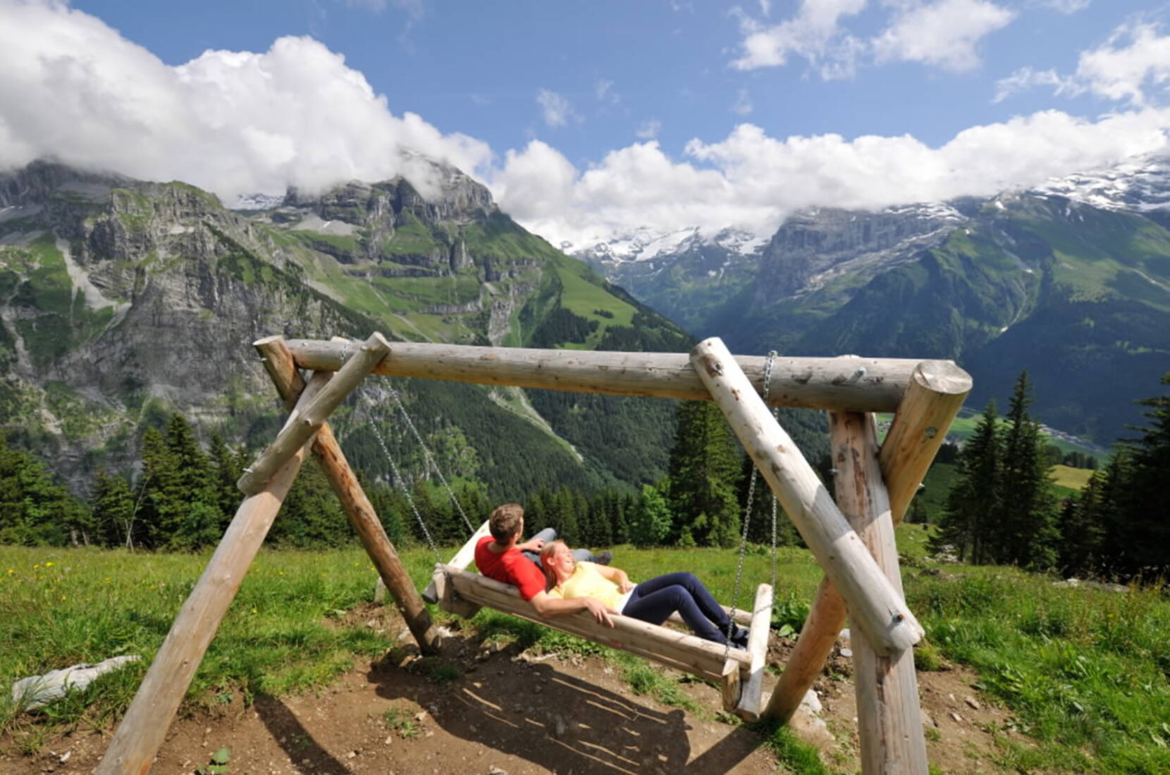 Familienausflug Wanderparadies Brunni. Einfache und anspruchsvolle Wege laden ein zum Wandern und Spazieren in herrlicher Natur mit einmaligem Bergpanorama. Für Familien garantieren wir zusätzlich Spiel, Spass und Erholung.