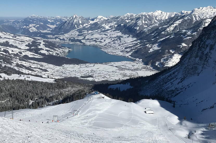 Zoom: Auf den Skitageskarten der Mörlialp gibt es 30% Rabatt. Skifahren zum sensationellen Preis! Rabattgutschein herunterladen und ab ins attraktive Skigebiet. Die Mörlialp ist ein typisches Familienskigebiet und zeichnet sich durch freundliches Personal und ideale Pisten aus.