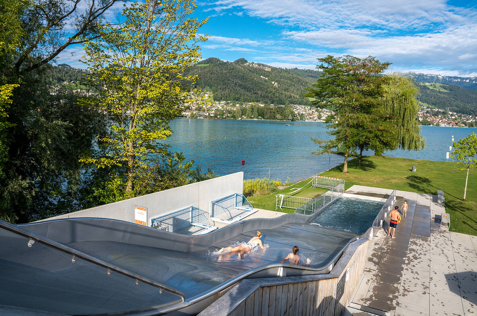 Destinazioni delle escursioni Berna – Gita in famiglia lido di Thun. Lo «Strämu» di Thun si estende su 50.000 m² e offre una vista mozzafiato sulle Alpi e sul Lago di Thun! Sul retro del prato si trova la zona per bambini e famiglie con una piscina per non nuotatori e aree ombreggiate per prendere il sole sotto gli alberi.