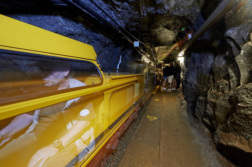 Zoom: Familienausflug Mines de Sel de Bex. Drehe das Rad der Zeit zurück und begebe dich auf die Spuren der Grubenarbeiter auf der Suche nach dem «weissen Gold». Entdecke die Beeindruckenden Leistungen, die unsere Vorfahren im letzten noch in Betrieb stehenden Salzbergwerk der Schweiz, vollständig von Hand vollbracht haben.