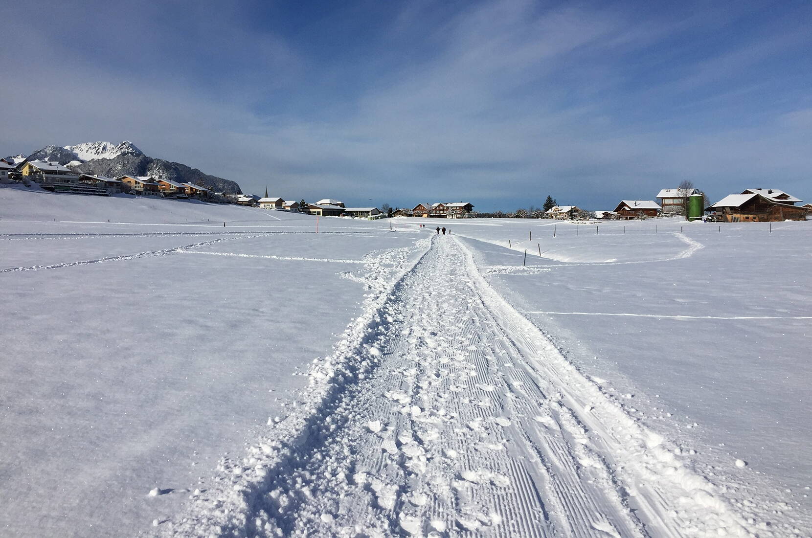 Excursion familiale de randonnée hivernale à Aeschi. Plus de 20 kilomètres de chemins de randonnée hivernale tracés/préparés et signalisés avec une vue magnifique sont à disposition dans et autour d'Aeschi. De nombreux restaurants vous invitent à vous réchauffer en chemin.