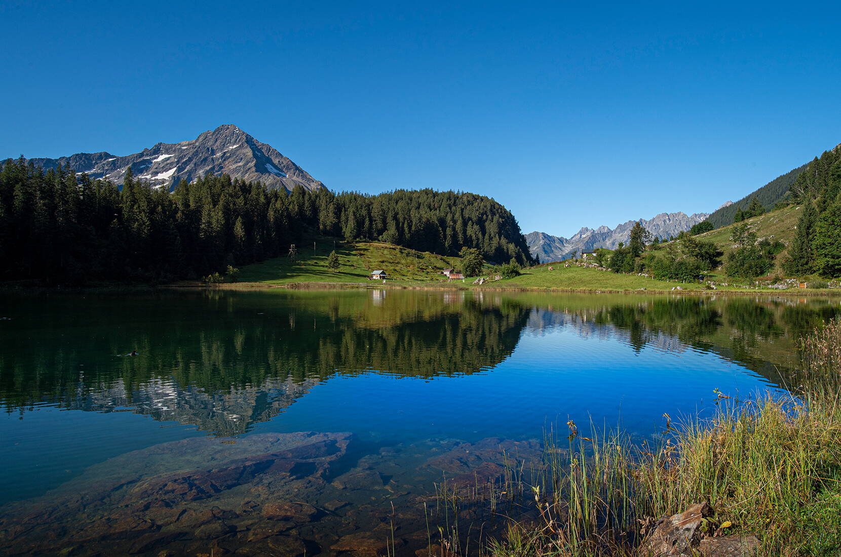 Spektakuläre Luftseilbahnen führen in den siebten Himmel und zu himmlischen Bergseen. In den malerisch gelegenen Gasthäuser und Hütten, bekannt für die Älplermagronen und weiteren urnerischen Spezialitäten, geniesst man seinen Aufenthalt mit einem herrlichen Blick in die Bergwelt.