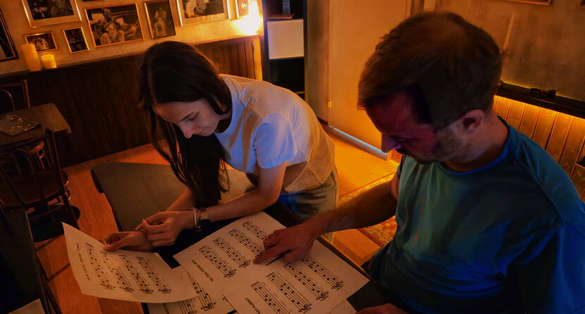 Zoom: Entschlüsselt geheimnisvolle Notenblätter im Escape Game „Tödliche Musik“. Jetzt 25% Rabatt auf das Familienangebot bei Escape Factory Sursee – nur auf MiBon!