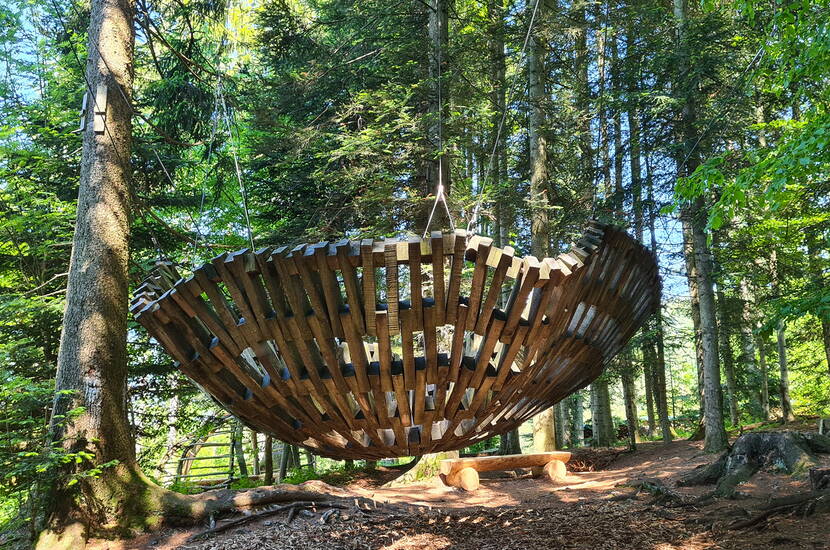 Zoom: Avec Cléo, vous partez à l'aventure sur le chemin des contes à travers la forêt de Heiligkreuz. Ce n'est qu'en résolvant correctement toutes les énigmes que vous pourrez aider le dragon à retrouver la santé.