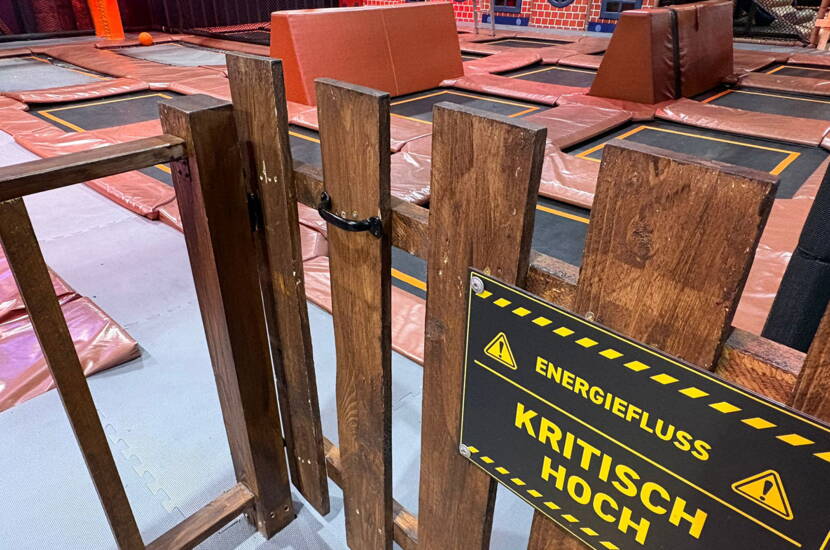 Zoom: Le parc de trampolines propose des surfaces de saut variées et des obstacles pour une activité dynamique.