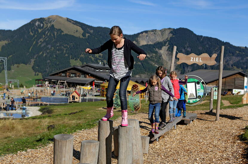 Zoom: Das Mooraculum ist eröffnet! Familien und Schulklassen finden hier alles, was das Herz begehrt: Teiche mit Wasserspielgeräten, Geschicklichkeitsspiele, Ruheoasen, Picknickstellen – eine eigentliche Traumwelt.