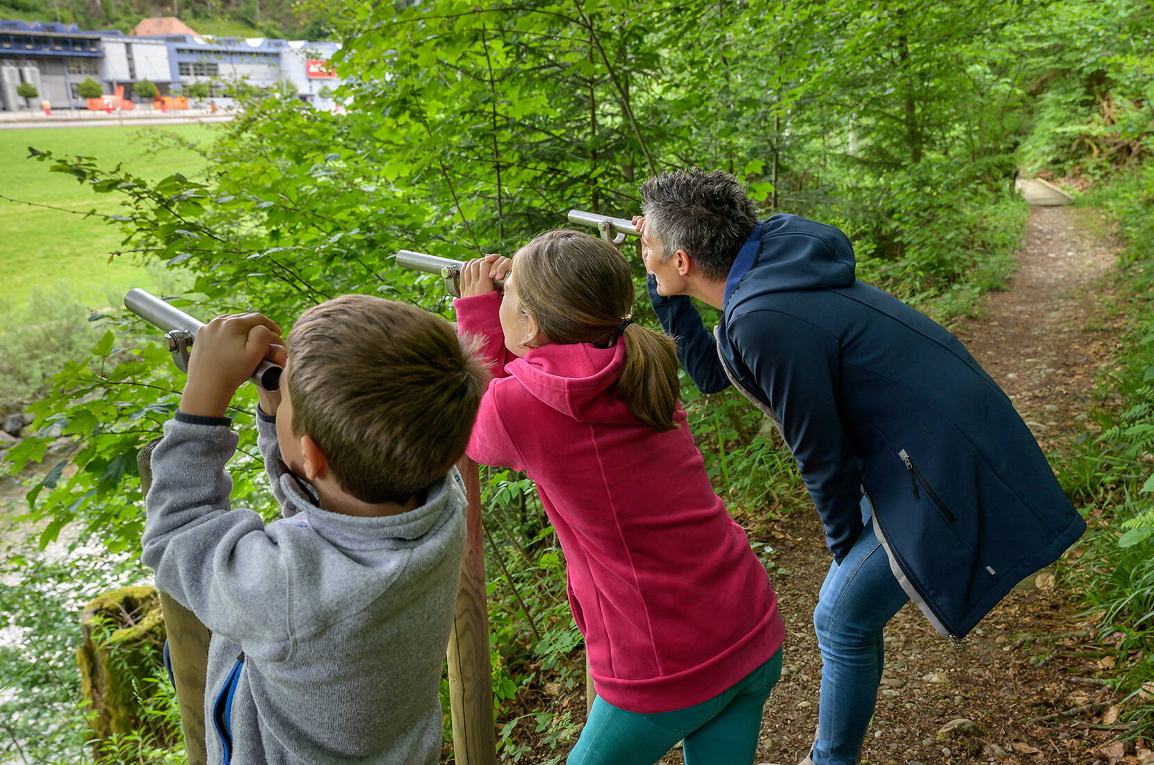 Excursion en famille sur le sentier de découverte de Trubschachen. Le sentier de découverte commence à l'Aventure Kambly et traverse le village de Trubschachen dans l'Emmental. Il émerveille les petits et les grands explorateurs.