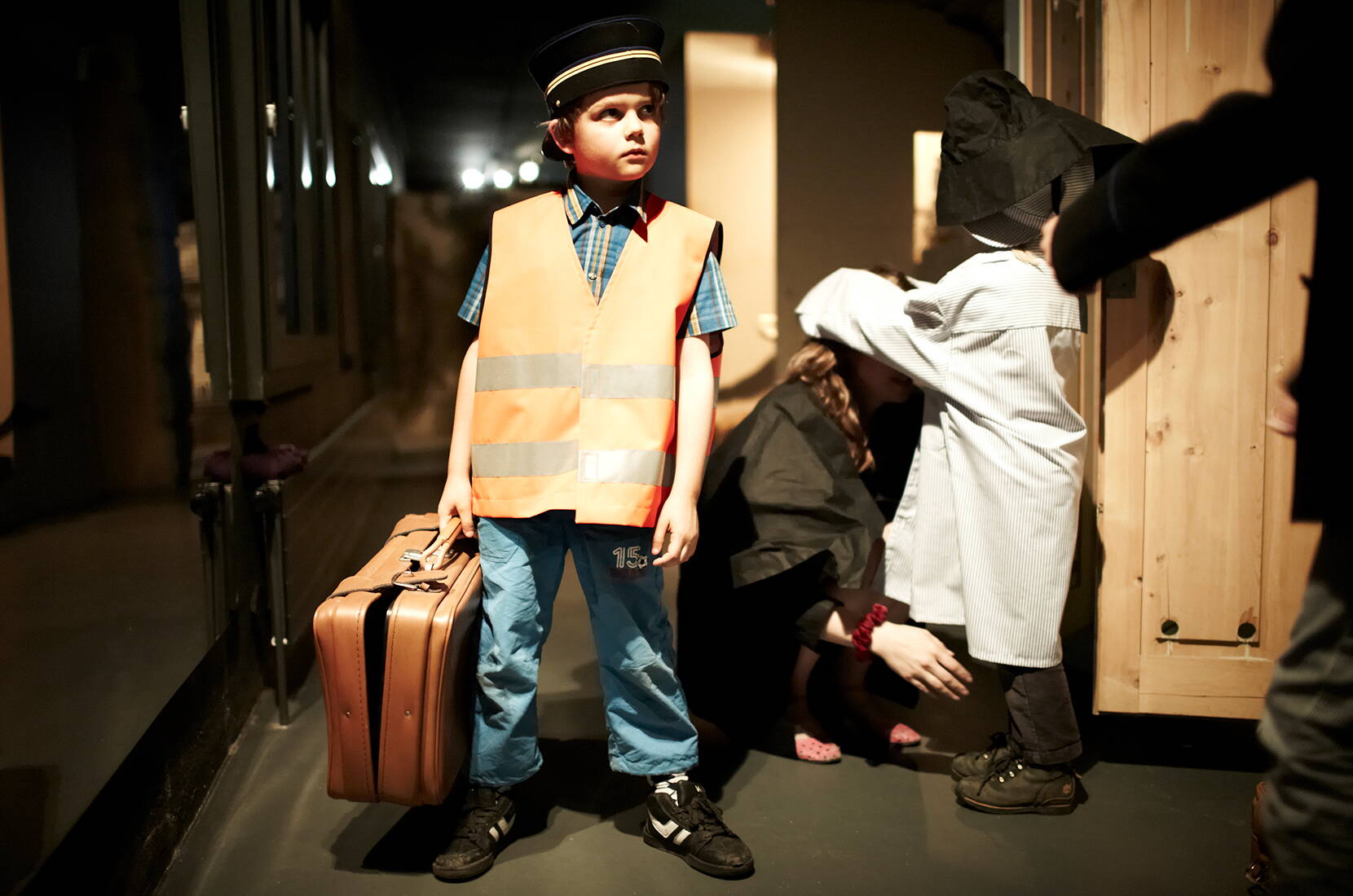 Familienausflug Bahnmuseum Albula. Auf 1'300 m2 Ausstellungsfläche wandelt der Besucher durch Täler und Tunnel, erfährt Wissenswertes zu den Pioniertaten rund um den Bau der Strecke und wird mittels Lichtinszenierungen, historischen Filmen und Fotos in die Vergangenheit entführt.